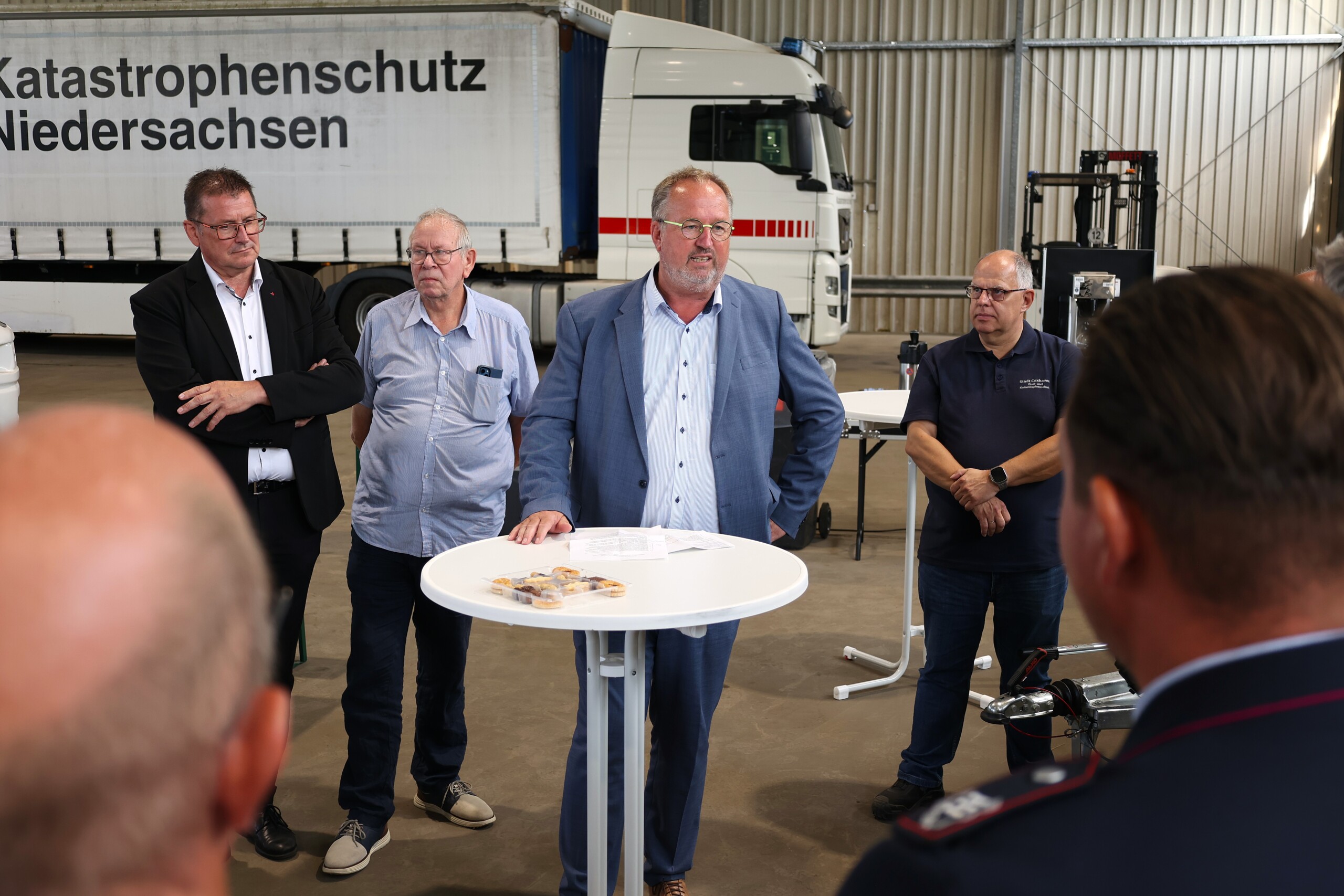 Cuxhavens Oberbürgermeister Uwe Santjer machte bei der Übergabe der Gerätschaften an die Feuerwehren deutlich, welchen Stellenwert der Bevölkerungsschutz für die Stadt Cuxhaven hat. Foto: Stadt Cuxhaven