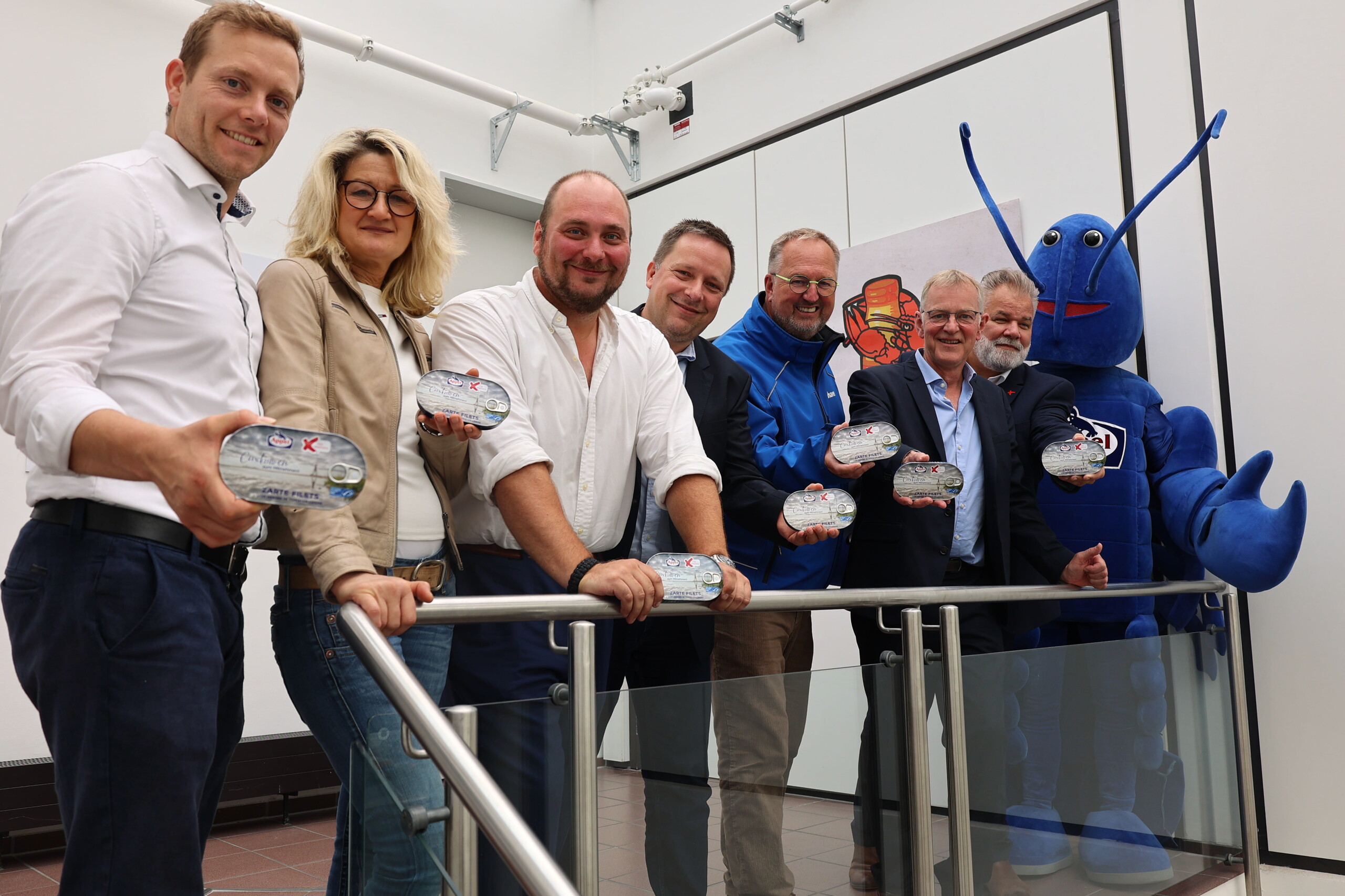 Beim gemeinsamen Fototermin präsentieren (v.l.n.r.) Hauke Knust, Hilke von der Reith (beide Agentur für Wirtschaftsförderung), Christian Neumann (Werksleiter Trivium Packaging Germany GmbH), Christian Krüger (Geschäftsführer der Maris Food GmbH), Oberbürgermeister Uwe Santjer, Friedrich Strauch (Ein