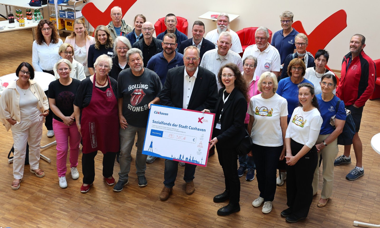 Die ersten 27 geförderten Projekte zeigen eindrucksvoll, wie vielfältig dieses Engagement in Cuxhaven bereits ist. Cuxhavens Oberbürgermeister Uwe Santjer dankte den vielen helfenden Menschen in Cuxhaven für ihr Engagement. Foto: Stadt Cuxhaven