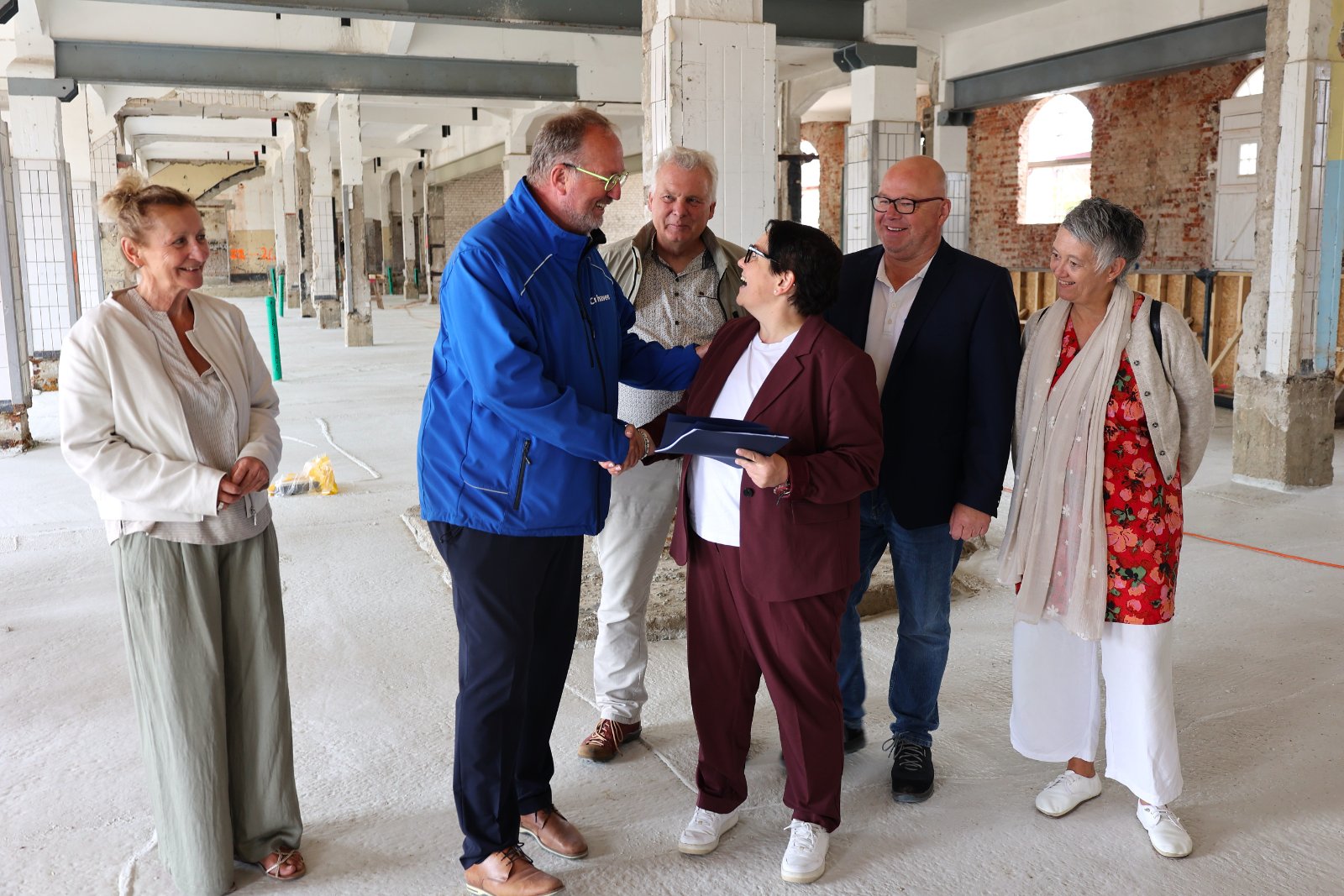 Beim jüngsten Besuch der Regionalentwicklungsministerin Melanie Walter in Cuxhaven wurde der Förderbescheid symbolisch an Oberbürgermeister Uwe Santjer für die Stadt übergeben. Mit insgesamt 154.400 Euro unterstützt das Land die Einrichtung einer neuen Personalstelle. Foto: Stadt Cuxhaven